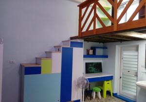 uma escada lego numa casa de banho com uma sala de jogos em Da Peng Bay Homestay em Linbian