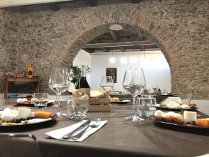 ラメーツィア・テルメにあるVilla Giuliaのワイングラスと食べ物を入れたテーブル