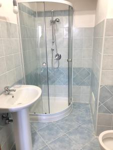 uma casa de banho com um chuveiro e um lavatório. em Villa Giulia em Lamezia Terme