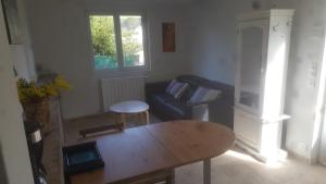 Et opholdsområde på Charmant Appartement Neuf Le Taoume