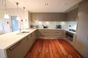 A cozinha ou cozinha compacta de Sunny 3 Bedroom Apartment in Sandy Bay