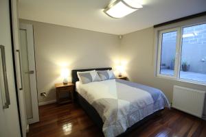 เตียงในห้องที่ Sunny 3 Bedroom Apartment in Sandy Bay
