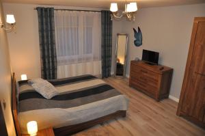 Telewizja i/lub zestaw kina domowego w obiekcie Apartament w lesie