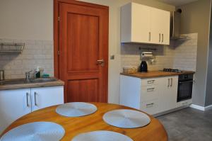 Kuchnia lub aneks kuchenny w obiekcie Apartament w lesie