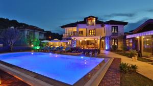 a large swimming pool in front of a house at B&B Boutique Hotel in Dalyan