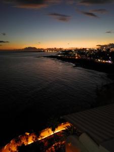 - une vue sur une étendue d'eau la nuit dans l'établissement Ocean Breeze San Agustin, à San Agustín