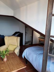 Zimmer mit einem Bett, einem Sofa und einem Tisch in der Unterkunft Casa do Rio 2 - Viver o rio e a montanha in Janeiro de Baixo