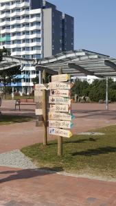 ein Wegweiser in einem Park vor einem Gebäude in der Unterkunft Ostseemuschel in Damp + 27 Fotos
