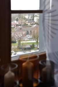 okno z widokiem na dom w obiekcie Les pieds dans l'eau,la tête dans les nuages w mieście Luxeuil-les-Bains