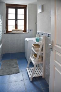 W łazience znajduje się umywalka i półka. w obiekcie Les pieds dans l'eau,la tête dans les nuages w mieście Luxeuil-les-Bains