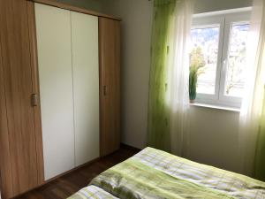 Łóżko lub łóżka w pokoju w obiekcie FeWo mit Seeblick