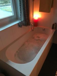 wanna wypełniona wodą pod oknem w obiekcie FeWo mit Seeblick w mieście Bodensdorf +32 zdjęcia