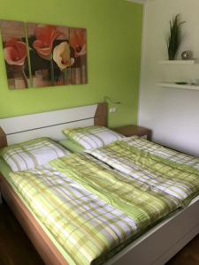 sypialnia z łóżkiem i obrazem na ścianie w obiekcie FeWo mit Seeblick w mieście Bodensdorf