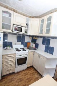 Leninsk-KuznetskiyにあるХимиков 10/2の青いタイルの小さなキッチン(白い家電製品付)