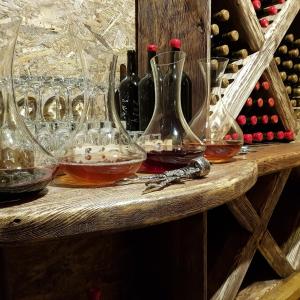 Um monte de copos de vinho numa prateleira. em HOTEL GUGLUX &WINE CELLAR em Telavi