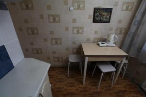 Leninsk-KuznetskiyにあるХимиков 10/2の小さなキッチン(テーブル、椅子2脚付)