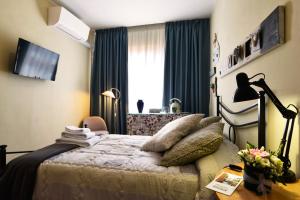 a hotel room with a bed and a window at Room & Breakfast Canalino 21 in Modena