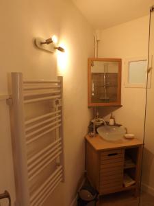 Ein Badezimmer in der Unterkunft le COIN salonais