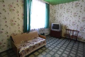 Leninsk-KuznetskiyにあるГригорченкова 33のベッドルーム(ベッド1台、テレビ、窓付)