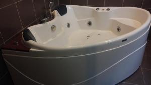 eine große weiße Badewanne im Bad in der Unterkunft Lala House, Gold Coast Morib Resort in Banting