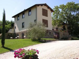ein großes Haus mit Blumen davor in der Unterkunft Il Poggiolo Delle Rose Bed&Breakfast in Tavarnuzze