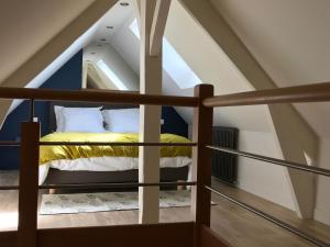 トゥールにあるAppartement duplex, Tours centreのベッドルーム(屋根裏部屋、二段ベッド付)