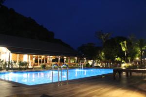 Bazén v ubytování Koh Ngai Paradise Beach nebo v jeho okolí