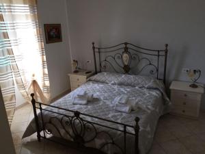 a bedroom with a bed with towels on it at Apartment La Maison in Messina
