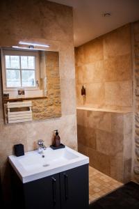 バイユーにあるVilla Des Ursulinesのバスルーム(洗面台、鏡付)