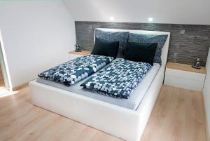 A bed or beds in a room at Shambala Apartman Tihany