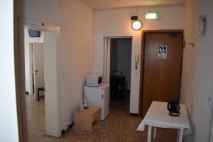 a room with a door and a room with a microwave at Appartamento Paola in Mestre