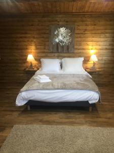 En eller flere senge i et værelse på Gîtes les Chalets Vezzani Spa
