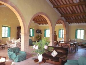 a living room with a couch and a table at Agriturismo Caio Alto in Cetona