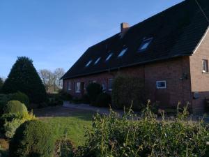 une maison en briques rouges avec une rangée de fenêtres dans l'établissement Ferienwohnung Gravemeier, à Ladbergen