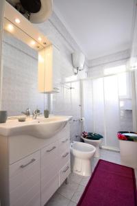 A bathroom at Villa Loriand