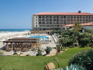 een hotel met uitzicht op het strand en een resort bij Dan Accadia Herzliya Hotel in Herzelia 