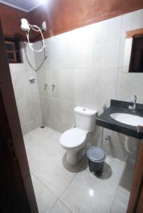 a bathroom with a toilet and a sink at Recanto do Baru in Pirenópolis +37 photos