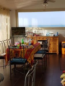 a dining room with a table and chairs in a kitchen at Spiagge Iblee in Marina di Ragusa