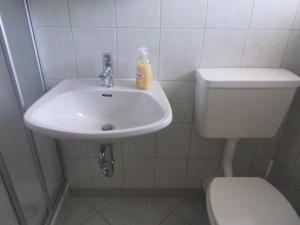 Bathroom sa Bauernhof Moadl