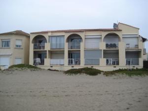 a building on the beach next to the sand at Carnon Cm in Carnon-Plage