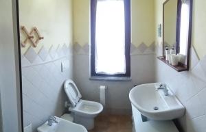 PreselleにあるAgriturismo Serratoneのバスルーム(洗面台、トイレ、鏡付)