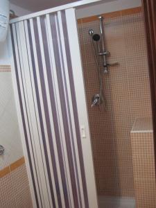トラビーアにあるOpen Space Mariannaのバスルーム(ガラスドア付きのシャワー付)