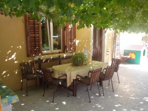 un tavolo e sedie in un patio con tavolo di Villa Zajednica a Ičići