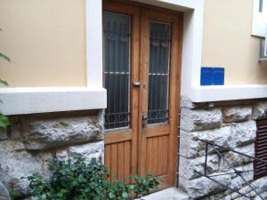 una porta di legno sul lato di un edificio di Villa Zajednica a Ičići