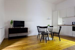 een woonkamer met een tafel en stoelen en een keuken bij Oporto City View - Santa Catarina in Porto