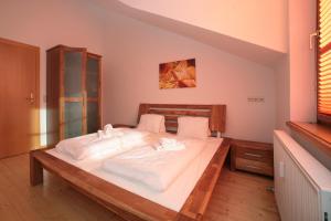 Łóżko lub łóżka w pokoju w obiekcie City Apartments Mozart