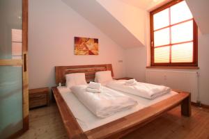 Łóżko lub łóżka w pokoju w obiekcie City Apartments Mozart