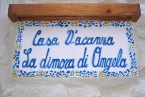 a sign on a wall that reads less jumeirah al dinamed del at La Dimora di Angela in Ragusa