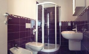 ein Badezimmer mit Toilette, Waschbecken und Dusche in der Unterkunft Alla Fontana Termale in Carano