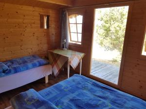 Postel nebo postele na pokoji v ubytování Soomaa Water Camp